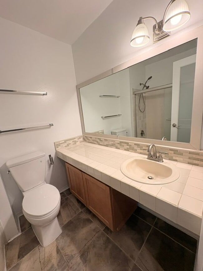 Building Photo - 2071 Golf Course Dr