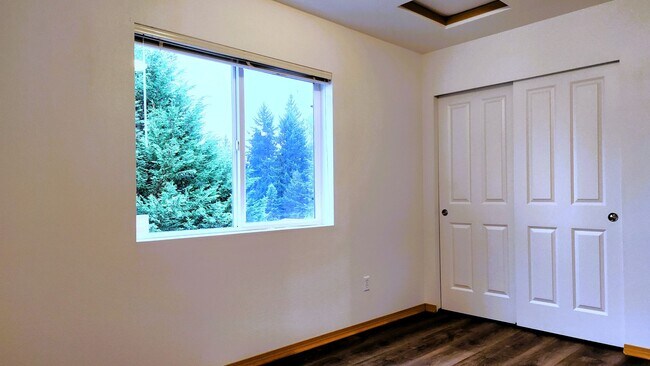 Building Photo - Comfort Meets Convenience in This South Hi...