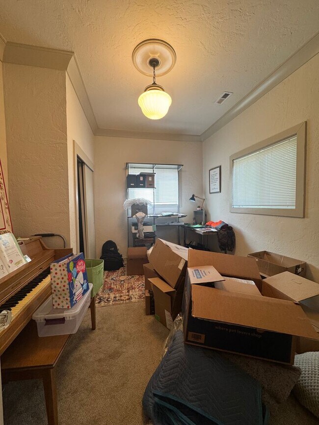 Building Photo - Updated 3 Bed/ 2 Bath Rental
