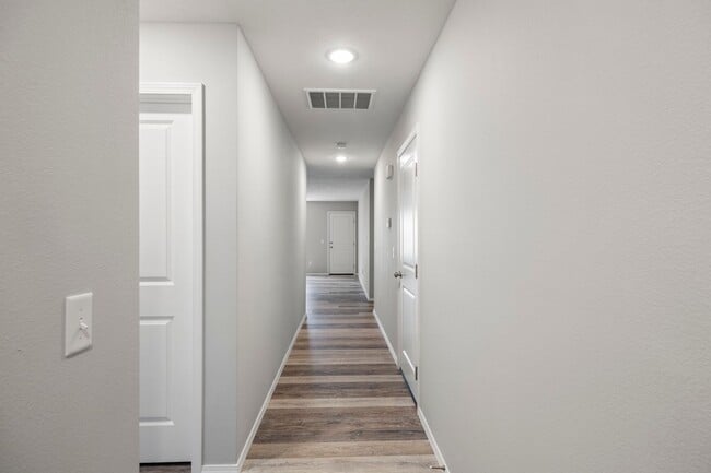 Building Photo - 3 bedroom duplex-Westbury Gardens!