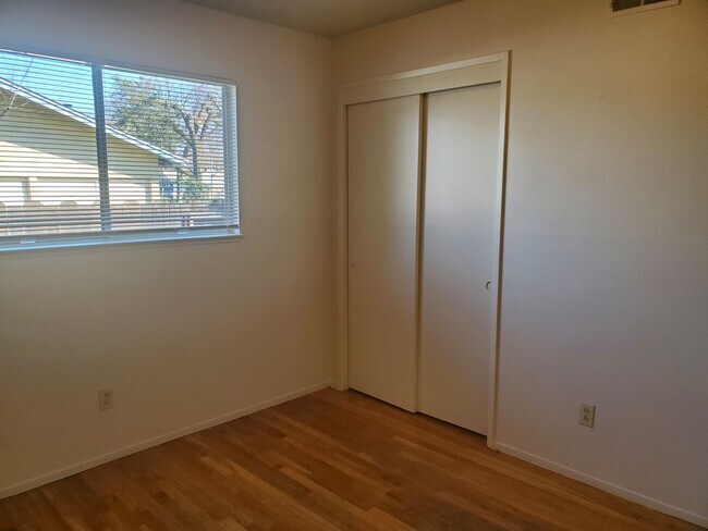 Building Photo - 1505 W Rumble Rd