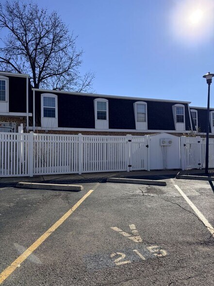 Building Photo - 846 Dumont Pl