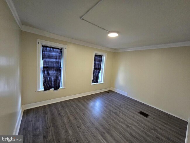 Building Photo - 330 Moss St