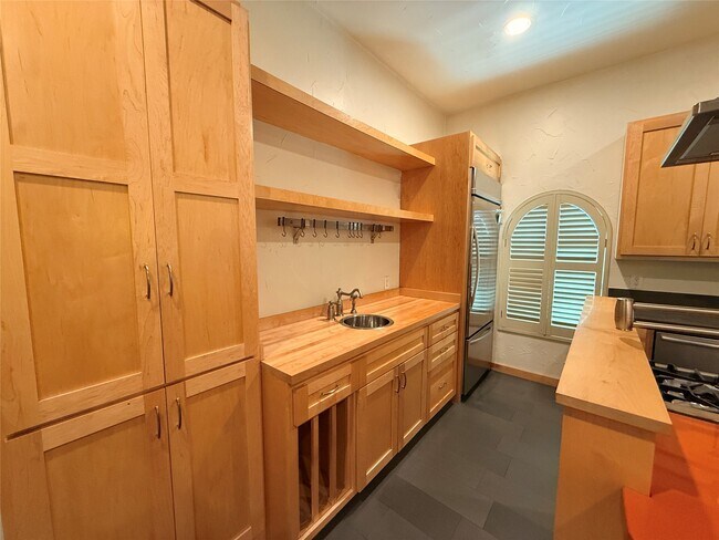 Building Photo - 4606 Austin St