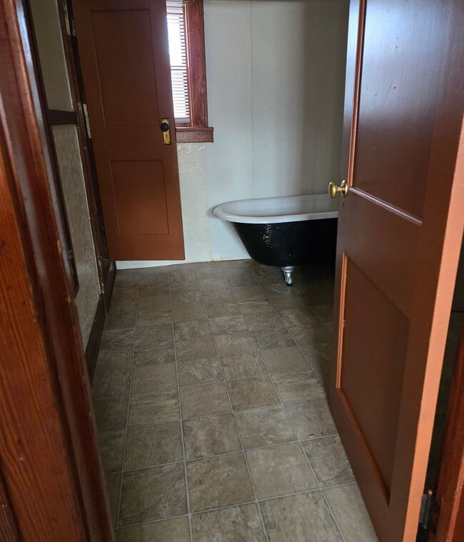 Building Photo - 1829 Norman Ave