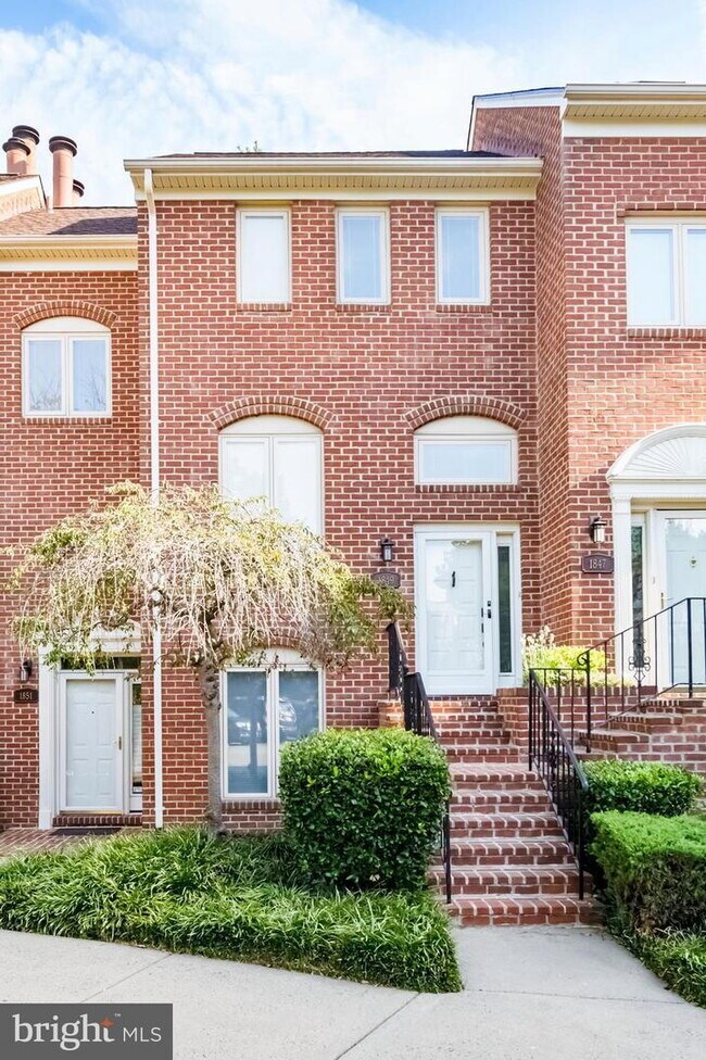 Building Photo - Elegant Arlington Residence with Comfortable Living and Ideal Location