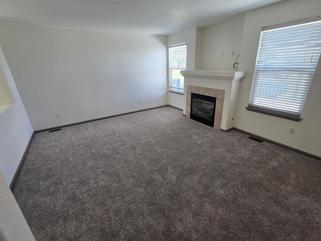 Building Photo - Spacious and Bright 4 Bedroom Home with Garage and Basement Now Available!