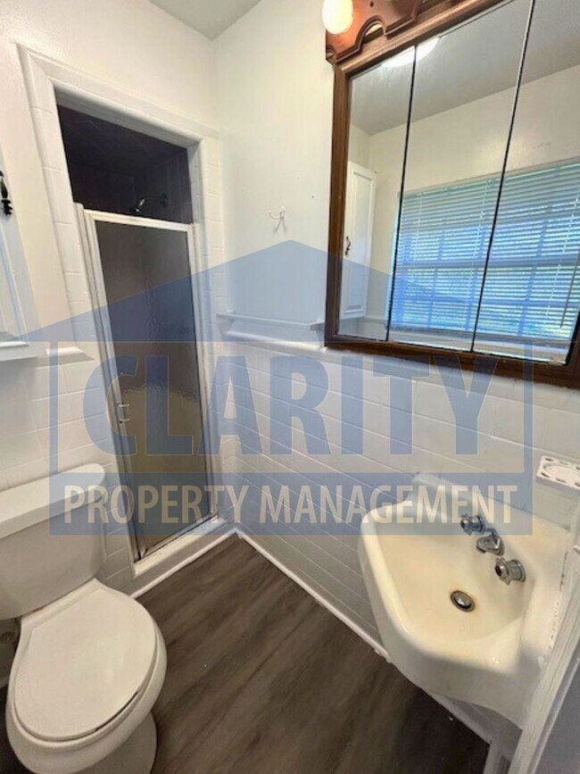 Building Photo - Large, four bedroom home in Chattanooga!