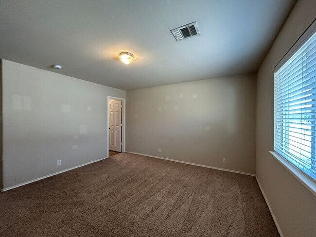Building Photo - Spacious 3-Bedroom Home in a Convenient Lo...