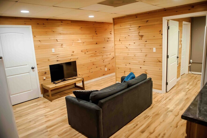 Building Photo - 264 Oak St