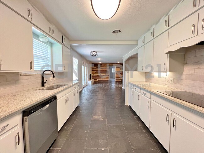 Building Photo - Beautifully Refreshed 3/2/2 in Fort Worth ...