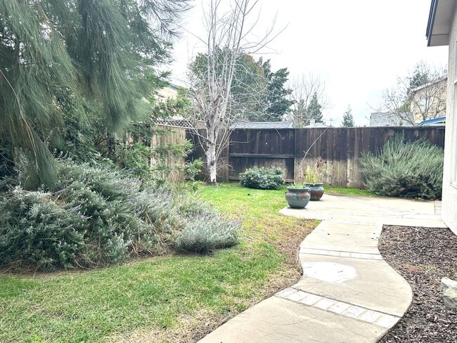 Building Photo - Beautiful charming single story home