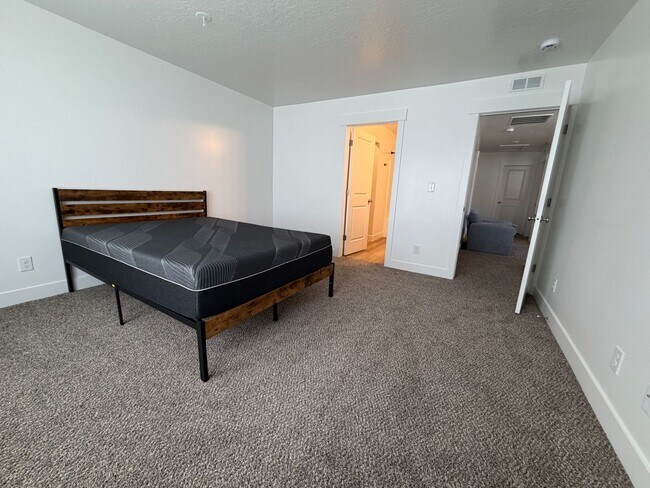 Building Photo - 4026 S Woodland Ave