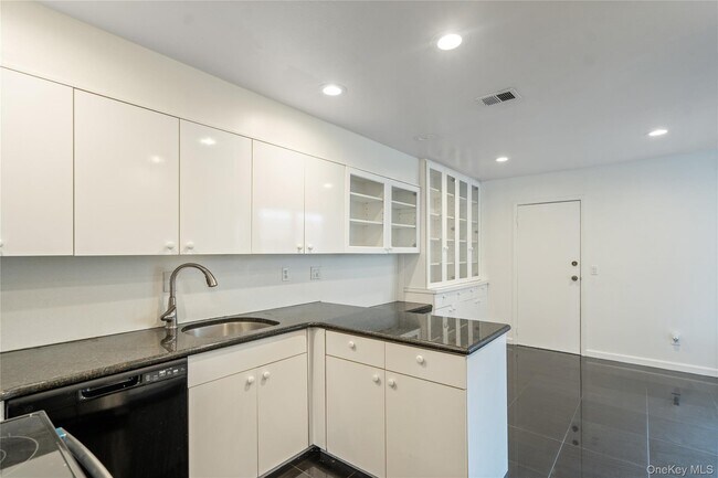 Building Photo - 236 Hamlet Dr