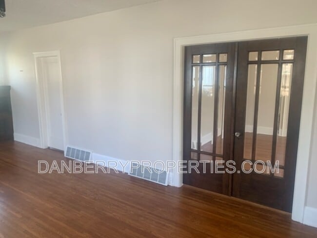 Building Photo - 301 E Bigelow St