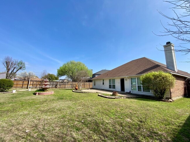 Building Photo - Introducing this inviting 3-bedroom, 2-bat...