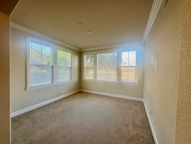 Building Photo - Beautiful Newer Home, Very Clean- Move In ...