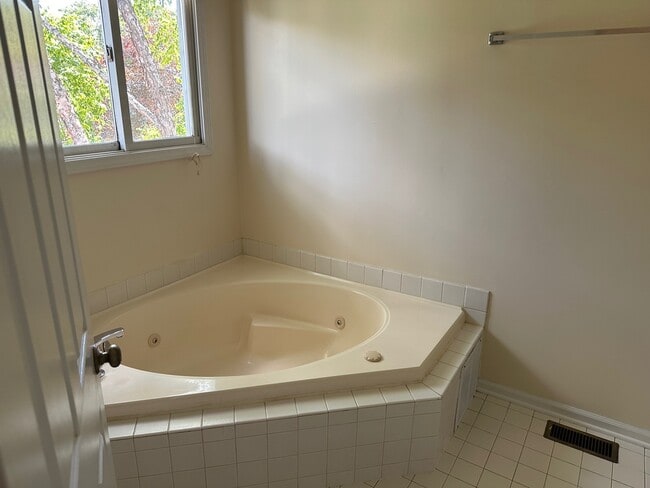 Building Photo - 2083 Westfield Dr