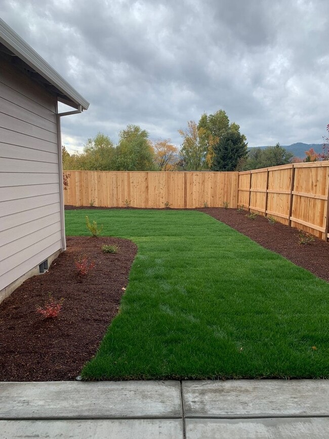 Building Photo - 3 Bedroom 2 Bath Single Family home with L...