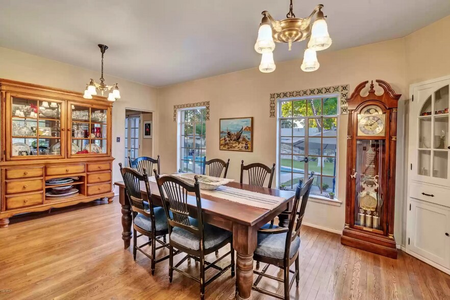 Dining area - 712 W Manhatton Dr