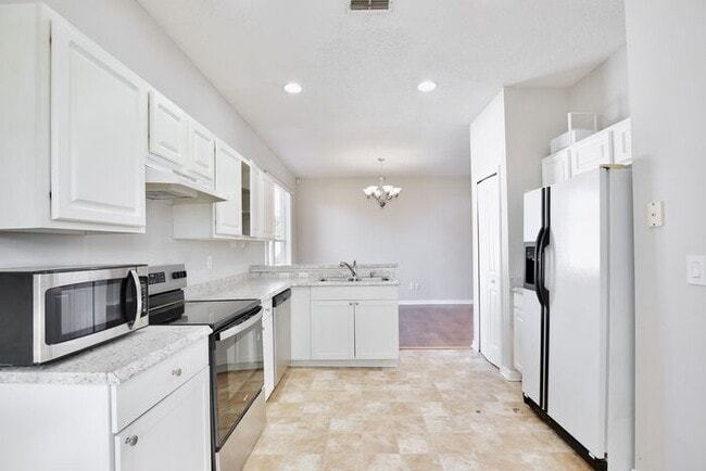 Building Photo - Lovely 3/2 Spacious Home and a 2 Car Garage in Deans Reserve - Orlando!