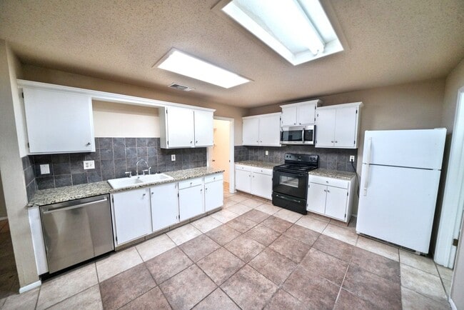 Building Photo - Cozy 3-Bed, 2-Bath with Fireplace in Prime NW Location - Realtor Commission: $500