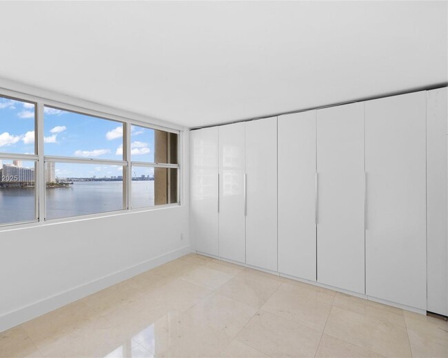 Building Photo - 1420 Brickell Bay Dr