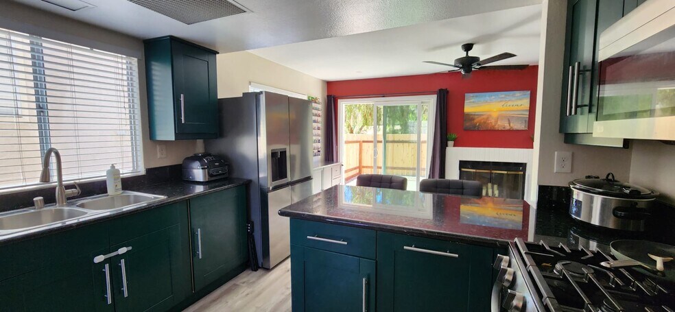 Building Photo - 2091 Manzana Way