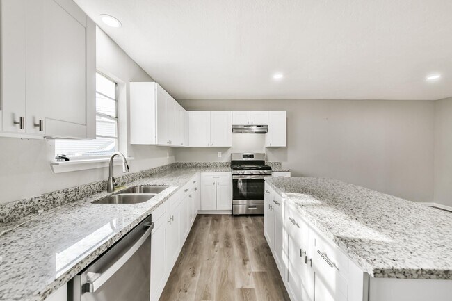 Building Photo - 305 Red Haven Dr