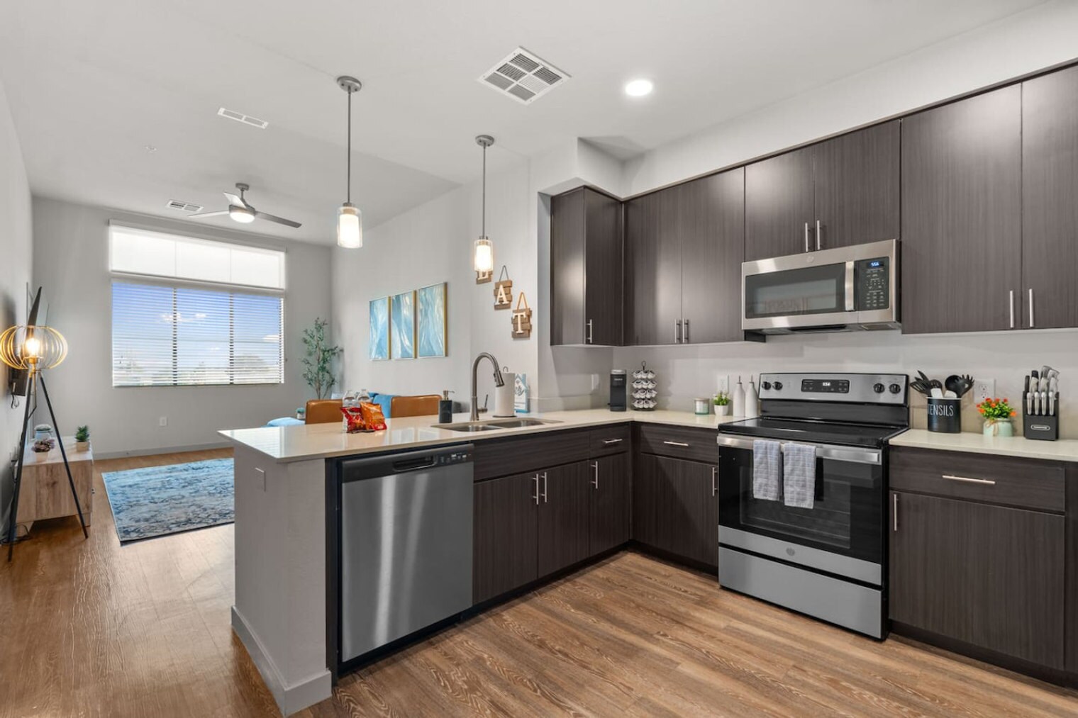 Building Photo - 711 W Broadway Rd