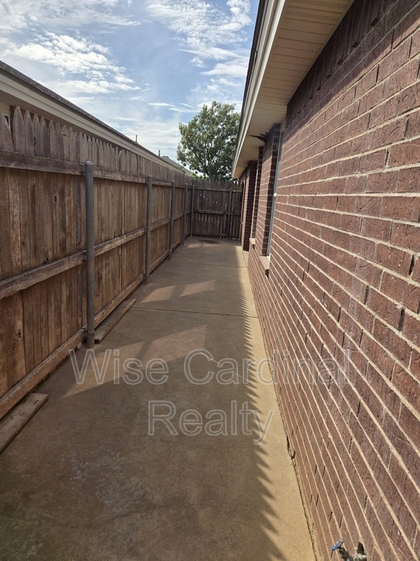 Building Photo - 520 N Chicago Ave