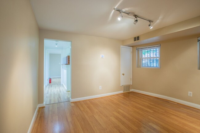 Building Photo - Lovely 1 BR/1 BA Condo in Dupont Circle!