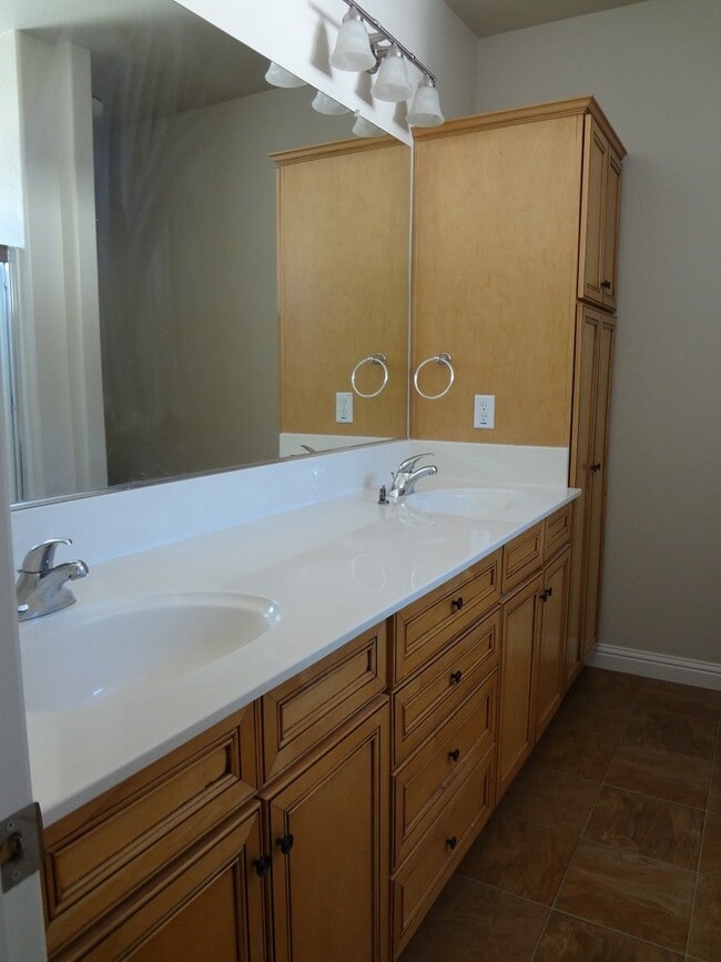 Building Photo - AVAILABLE NOW! Roseville 2 bed/2.5 bath, 2 Story Townhome!