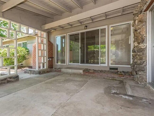 Building Photo - Pioneer Way