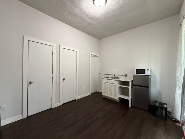 Building Photo - 1211 W Park Ave