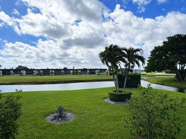 Building Photo - 984 Normandy Ln