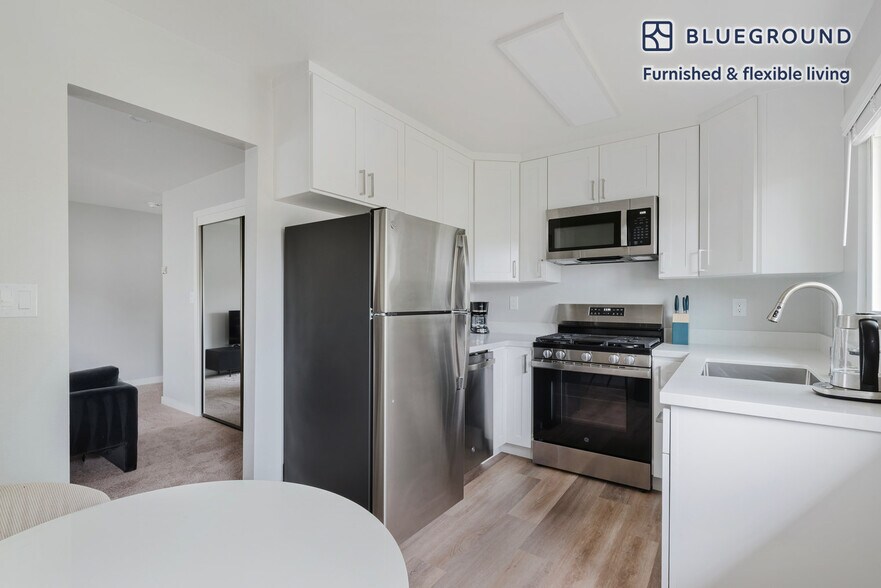 Building Photo - 838 Roble Ave