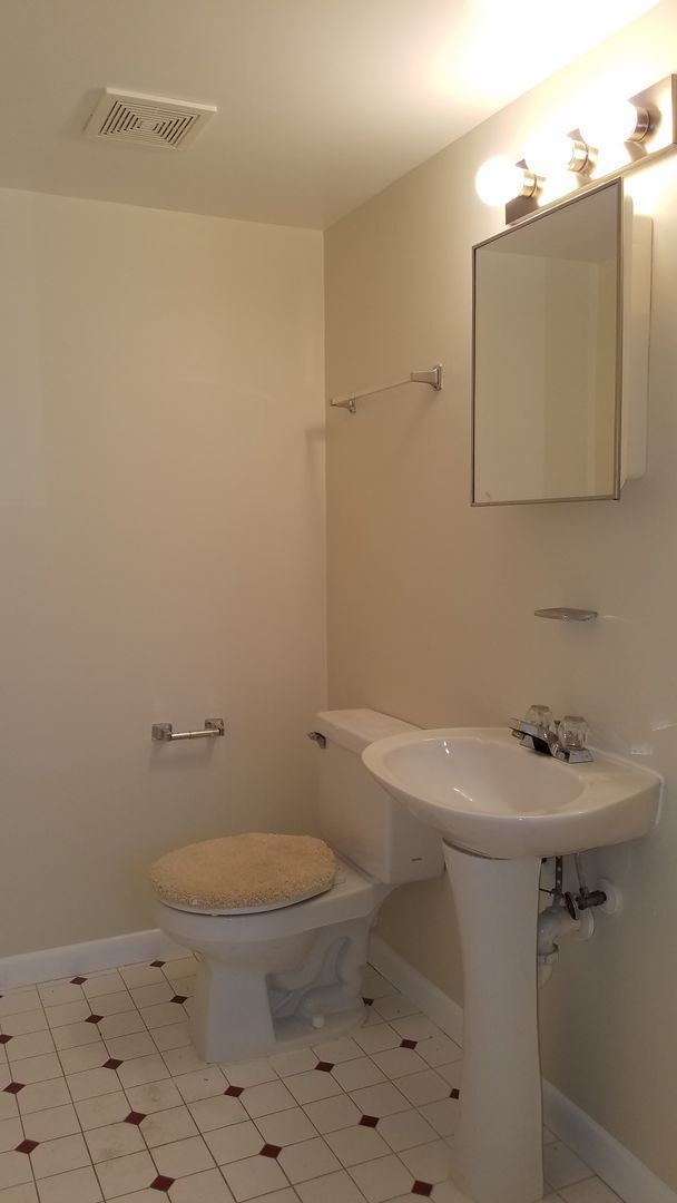 Building Photo - End Unit townhouse in established Frederick neighborhood ready for you!