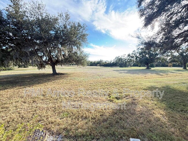 Building Photo - 2202 Clubhouse Dr