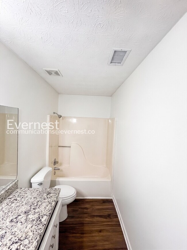 Building Photo - Spacious  Home with Deck, Patio, and Garage! / 3 Bed, 2 Bath / Available now!
