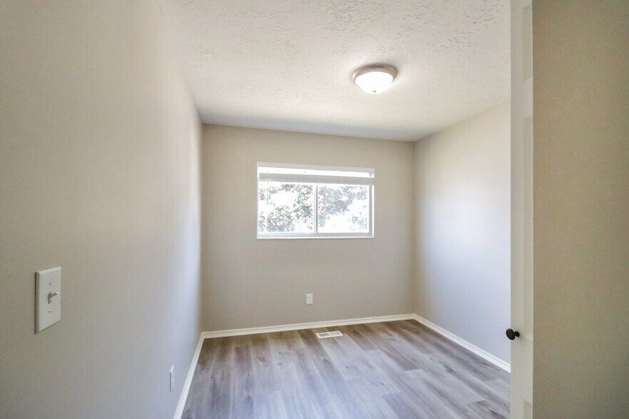Building Photo - 1179 E 2350 N