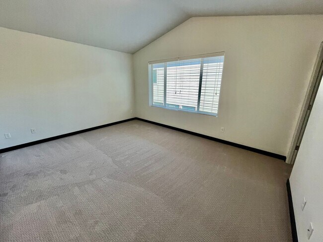 Building Photo - ** HALF MONTH'S FREE RENT **Modern 3bd/2.5...