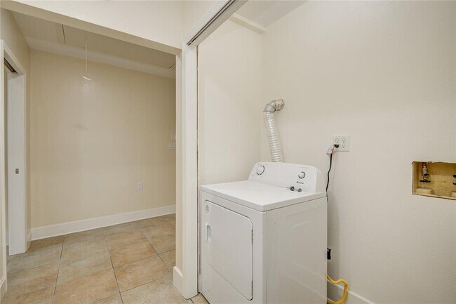 Building Photo - 5006 Westfield Village Dr