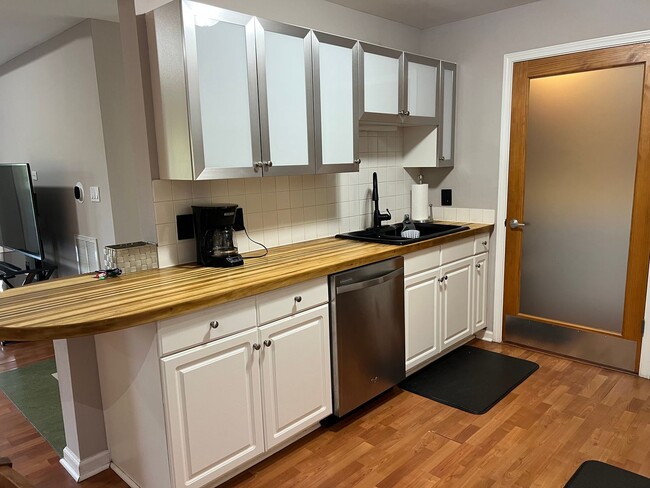 Building Photo - First Floor Condo at Bridgepointe - Beauti...