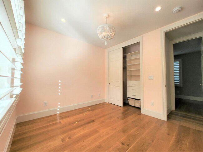 Building Photo - Updated Home Available in Downtown Palo Alto available first week of September!
