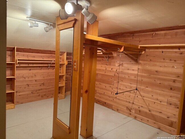 Building Photo - 334 W Gramercy Pl