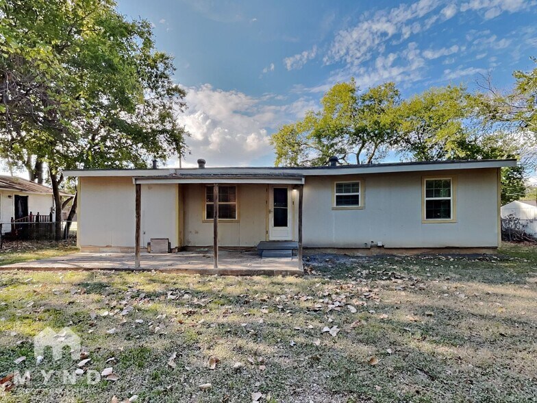 Building Photo - 512 E University Ave