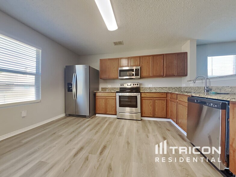 Building Photo - 104 Scarlet View