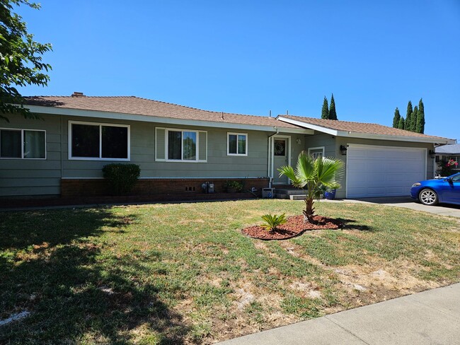 Primary Photo - Epic REA - Great 3 BR/2 BA Ranch-style Hom...