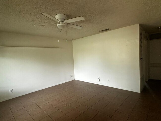 Building Photo - 900 Sahara Ave